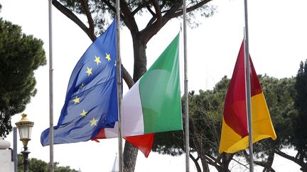 Les drapeaux de l'Union européenne, de l'Italie et de l'Espagne, le 31 mars 2020, à Rome. (RICCARDO DE LUCA / ANADOLU AGENCY / AFP)