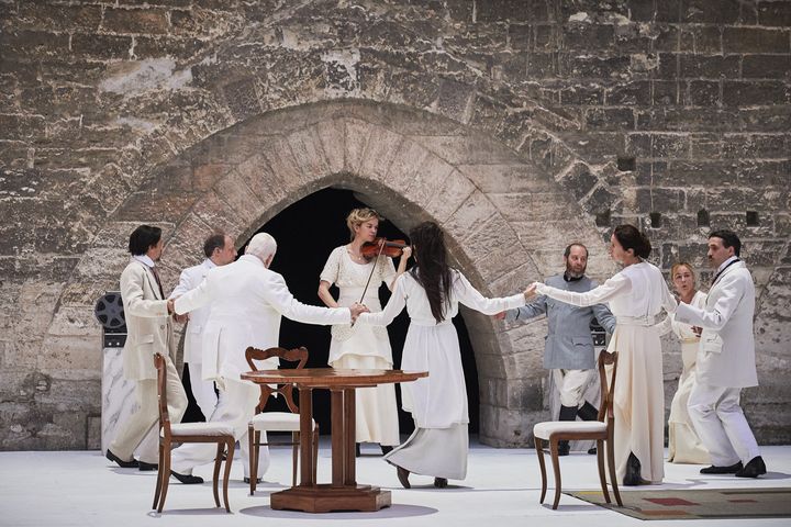 Tous les comédiens de la pièce "Architecture" de Pascal Rambert forment une ronde. Festival d'Avignon, le 4 juillet (CHRISTOPHE RAYNAUD DE LAGE / FESTIVAL D'AVIGNON)