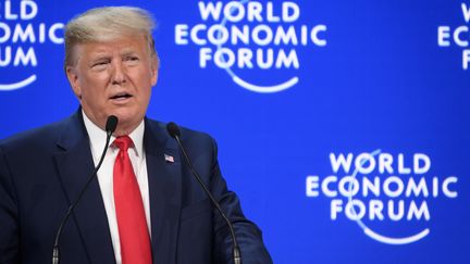 Le président américain Donald Trump prononce un discours lors du Forum économique mondial à Davos (Suisse) le 21 janvier 2020. (FABRICE COFFRINI / AFP)