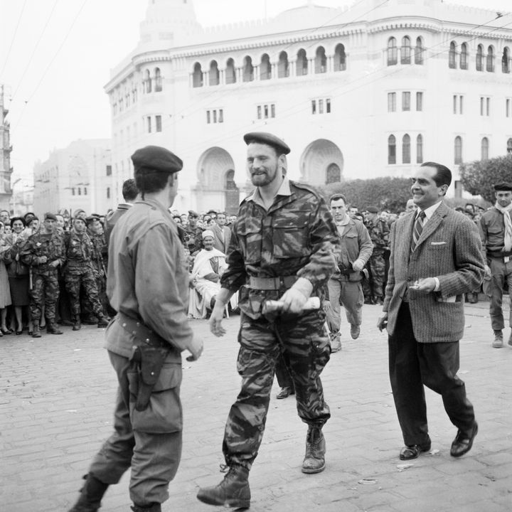 Photo, datée de janvier 1960 pendant "la semaine des barricades", de Pierre Lagaillarde (au centre). Ce dernier,&nbsp;officier de réserve parachutiste, avait été élu en 1958 député d'Alger-ville sur la liste Algérie française". (AFP)