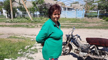 Maria, habitante de Pisky, dans le Sud de l'Ukraine, raconte les tortures infligés à son fils par l'armée russe, ici le 16 mai 2022. (AGATHE MAHUET / RADIO FRANCE)