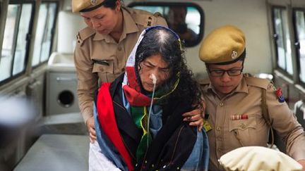 La militante des droits de l'Homme Irom Sharmila arrive au tribunal d'Imphal, capitale de l'Etat du Manipur (nord-est de l'Inde), le 9 août 2016. (Reuters - Stringer)