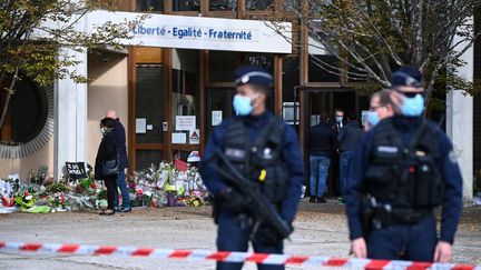 Des policiers devant le collège du Bois d'Aulne à Conflans-Sainte-Honorine (Yvelines), le 19 octobre 2020. (ANNE-CHRISTINE POUJOULAT / AFP)