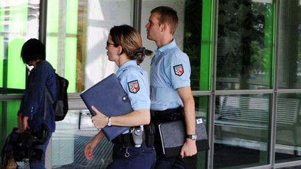 Des gendarmes fran&ccedil;ais &agrave; l'h&ocirc;pital de Grenoble (Is&egrave;re), le 11 septembre 2012. (JEAN-PIERRE CLATOT / AFP)