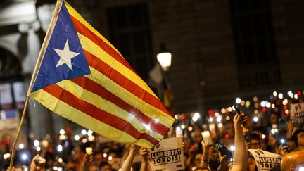 Des milliers de Catalans sont descendus dans les rues de Barcelone, mardi 17 octobre, contre la mise en détention de deux importants responsables indépendantistes. (PAU BARRENA / AFP)