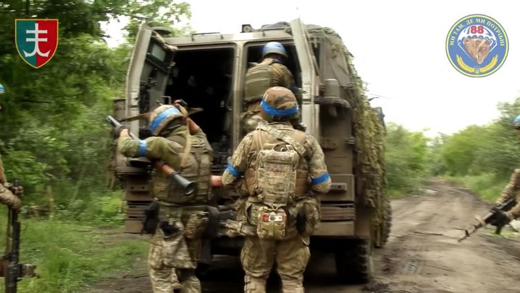 Une capture d'écran d'une vidéo de l'armée ukrainienne montre des soldats ukrainiens qui reprennent le village de Storozheve dans la région de Donestk (Ukraine), le 12 juin 2023. (MIHAIL OSTROGRADSKI 35TH BRIGADE / ANADOLU AGENCY / AFP)