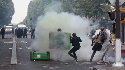 Des manifestants pr&egrave;s de Barb&egrave;s-Rochechouart, &agrave; Paris, le 19 juillet 2014. (JACQUES DEMARTHON / AFP)