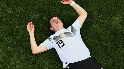 L'Allemand&nbsp;Sebastian Rudy après son choc face à un joueur de la Suède, le 23 juin 2018 à Sotchi (Russie). (JEWEL SAMAD / AFP)