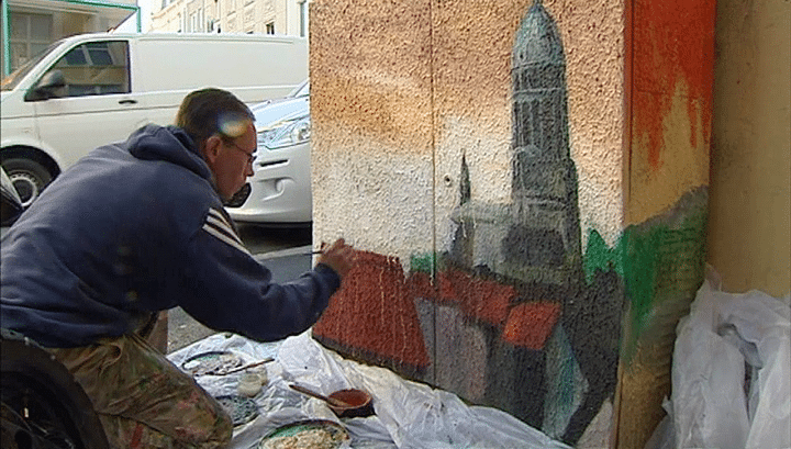 L'artiste boulonnais Lajouanique a travaillé durant deux semaines rue des Pipôts au boulevard Daunou. Passionné de poésie et plus particulièrement par le courant surréaliste, Florian Lajouanique est diplômé des Beaux-Arts de Dunkerque
 (France 3 / Culturebox )