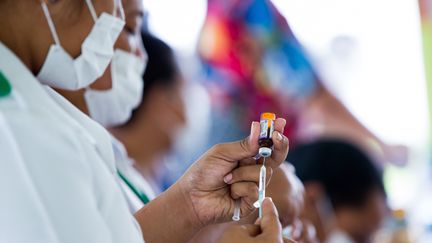 Une infirmière prépare des vaccins contre la rougeole, dans la ville samoane de Le'auva'a, le 2 décembre 2019.&nbsp; (AFP PHOTO / ALLAN STEPHEN / UNICEF)