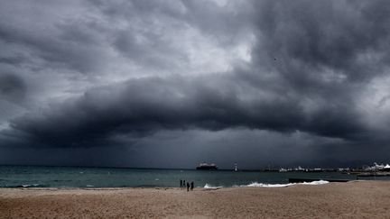 Un arcus formé avant l'arrivée d'un orage sur la ville de Cannes le 10 avril 2018.&nbsp; (VALERY HACHE / AFP)