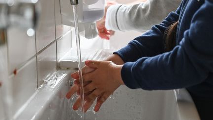 Des enfants se lavent les mains dans une école élémentaire de Lille (Nord), le 1er septembre 2020. (DENIS CHARLET / AFP)