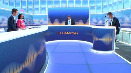 Chaque jour, les informés débattent de l'actualité autour de Marc Fauvelle et Renaud Dély. (FRANCEINFO / RADIOFRANCE)