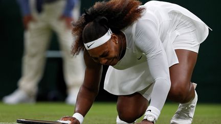 La détresse de Serena Williams, contrainte à l'abandon lors de son premier tour à Wimbledon, le 29 juin&nbsp; (ADRIAN DENNIS / AFP)