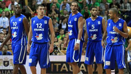 Ali Traoré (à gauche) et Joakim Noah (milieu) sous le maillot Bleu. Une image dépassée à Londres? (MILOSAVLJEVIC/SIPA)