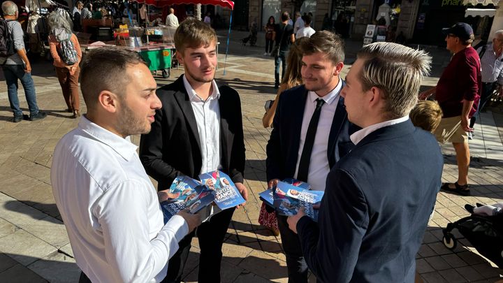 Des militants du Rassemblement national traînent sur le marché de Toulon (Var). (PIERRICK BONNO / RADIO FRANCE)