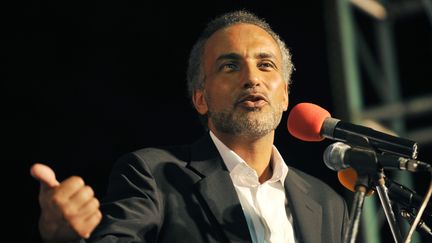 L'islamologue suisse Tariq Ramadan, ici à Abidjan (Côte d'Ivoire) en 2001, est incarcéré depuis le mois de février pour des soupçons de viols sur deux femmes. (SIA KAMBOU / AFP)