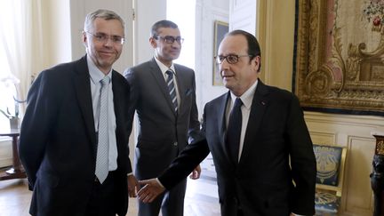 Fran&ccedil;ois Hollande re&ccedil;oit Michel Combes (&agrave; gauche) d'Alcatel-Lucent et Rajeev Suri de Nokia &agrave; l'Elysee, le 14 avril 2015&nbsp; (PHILIPPE WOJAZER / AFP)