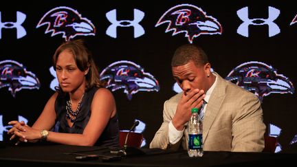 Ray et Janay Rice, en conf&eacute;rence de presse le 23 mai 2014, &agrave; Owing Mills, dans le Maryland (est des Etats-Unis).&nbsp; (ROB CARR / GETTY IMAGES NORTH AMERICA / AFP)