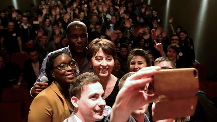 La maire sortante (PS)&nbsp;de Reims (Marne), candidate &agrave; sa propre succession,&nbsp;Adeline Hazan&nbsp;(au centre), pose pour un "selfie" avec de jeunes &eacute;lecteurs, lors d'un meeting&nbsp;de campagne, le 12 mars 2014. (FRANCOIS NASCIMBENI / AFP)