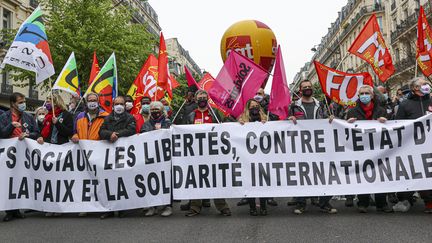 La tête de cortège de la manifestation du 1er mai 2021, à Paris. (S?BASTIEN MUYLAERT / MAXPPP)