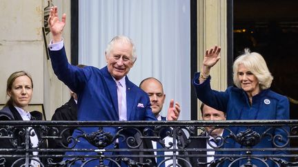 Charles III et Camilla au balcon de Buckingham le 31 mars 2023. (JOHN MACDOUGALL / AFP)