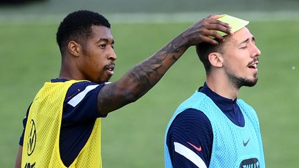 Clément Lenglet (droite) va-t-il intégrer la défense centrale de l'équipe de France contre la Suisse lundi 28 juin ? (FRANCK FIFE / AFP)