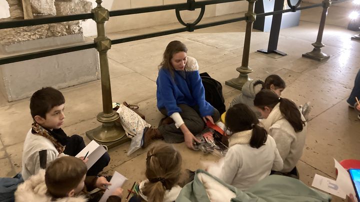 Lors de la visite contée à l'Arc de Triomphe, les enfants sont invités à dessiner. (INGRID POHU / RADIOFRANCE)