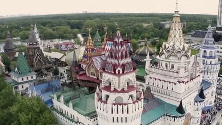 Découverte : près de Moscou, dans le marché hors du temps d'Izmaïlovo (FRANCE 2)