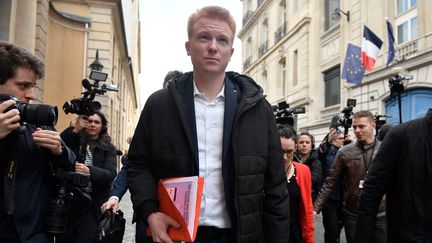 Le député Adrien Quatennens quitte un bâtiment annexe de l'Assemblée nationale à Paris après avoir assisté à une réunion de la Commission des affaires étrangères, le 11 janvier 2023. (JULIEN DE ROSA / AFP)