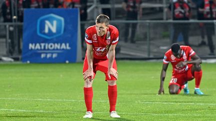 Les joueurs de Nancy dépités après leur match nul à Bourg-en-Bresse (3-3), synonyme de relégation en National 2, vendredi 26 mai. (CEDRIC JACQUOT / MAXPPP)