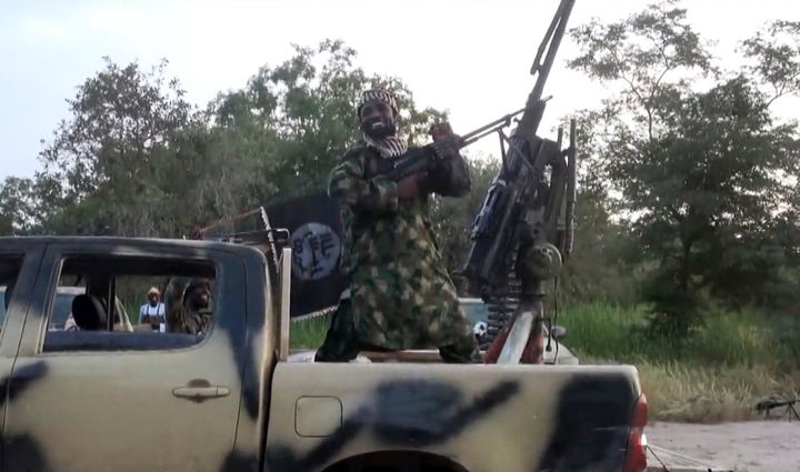 Cette capture d'&eacute;cran d'une vid&eacute;o de Boko Haram montre son leader, Abubakar Shekau, juch&eacute; &agrave; l'arri&egrave;re d'un pick-up, le 2 octobre 2014. (AFP)