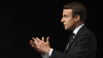 Emmanuel Macron, le 28 avril 2017 en meeting à&nbsp;Châtellerault (Vienne). (ERIC FEFERBERG / AFP)