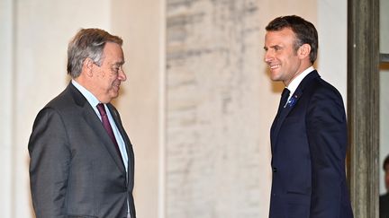 Emmanuel Macron accueille le secrétaire général des Nations unies, Antonio Guterres, avant un dîner avec les participants du Forum pour la paix, à Paris, le 11 novembre 2018.&nbsp; (MUSTAFA YALCIN / ANADOLU AGENCY / AFP)