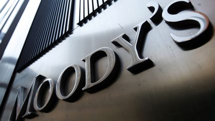 Le logo de l'agence Moody's, &agrave; New York, le 2 ao&ucirc;t 2011.&nbsp; (MIKE SEGAR / REUTERS)