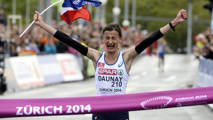 La marathonienne Christelle Daunay franchit en t&ecirc;te la ligne d'arriv&eacute;e, le 16 ao&ucirc;t 2014. (FRANCK FIFE / AFP)