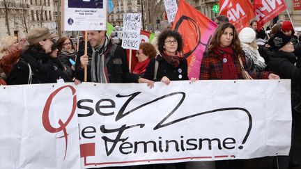 Une banderole de l'association Osez le féminisme !, le 27 décembre 2013, à Paris. (PIERRE ANDRIEU / AFP)