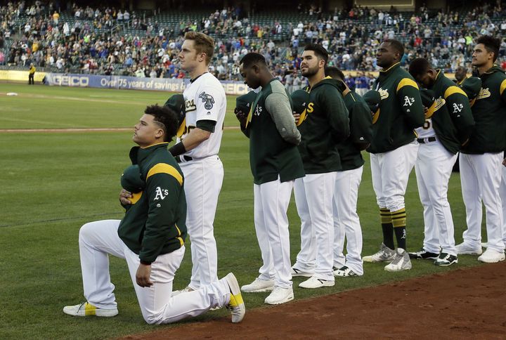 Le joueur de baseball Bruce Maxwell, des Oakland Athletics, s'agenouille pendant l'hymne américain, avant un match, le 23 septembre 2017. (ERIC RISBERG / AP / SIPA)