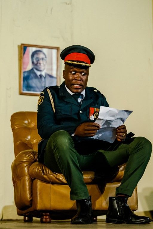 Charles Munganasa interprète le rôle de l'ancien chef des armées, le Général Costantino Chiwenga, dans la scène de l'annonce de l'opération. 
 (Jekesai NJIKIZANA / AFP)