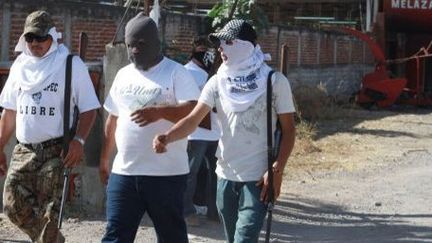 Des membres de milices d'autodéfense surveillent les rues de Tepalcatepec, au Mexique (sud-ouest). (NOTIMEX / PHOTO / GUSTAVO SALAS / ENG / HUM /)