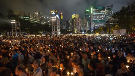 Des dizaines de milliers d'habitants de Hong Kong se réunissent en mémoire des victimes de la place Tiananmen, le 4 juin 2019. (VERNON YUEN / NURPHOTO)