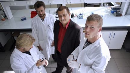 Le professeur&nbsp;de&nbsp;biologie mol&eacute;culaire&nbsp;Gilles-Eric S&eacute;ralini (au centre), entour&eacute; de son &eacute;quipe de chercheurs, dans un laboratoire, &agrave; Caen, le 18 septembre 2012. (CHARLY TRIBALLEAU / AFP)