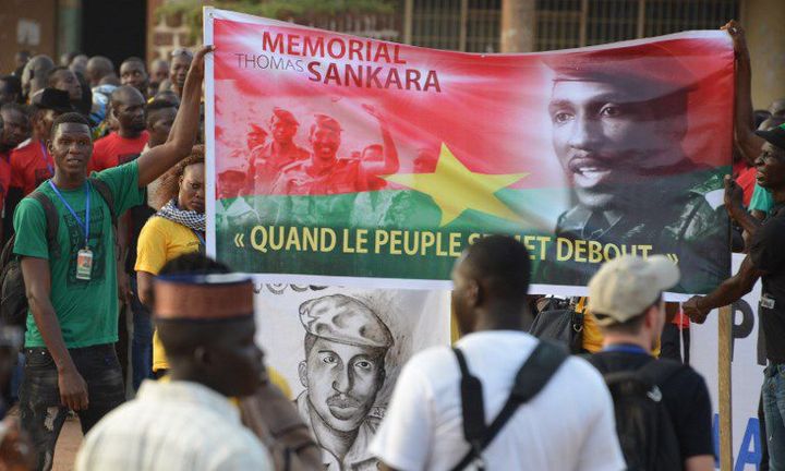 L'image de Thomas Sankara est toujours présente au Burkina Faso. Banderole portée en 2016. (AHMED OUOBA / AFP)