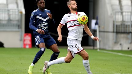 Le milieu niçois Morgan Schneiderlin ici poursuivi par l'attaquant bordelais Josh Maja. (ROMAIN PERROCHEAU / AFP)