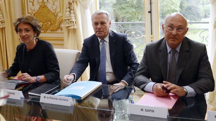 Le Premier ministre, Jean-Marc Ayrault (au c.), aux c&ocirc;t&eacute;s de la ministre de la Sant&eacute; et des Affaires sociales, Marisol Touraine (&agrave; gauche), et du ministre du Travail, Michel Sapin, le 27 ao&ucirc;t 2013, &agrave; Matignon. (BERTRAND GUAY / AFP)