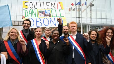 Un rassemblement de soutien à la députée Danielle Obono a été organisé devant le tribunal, le 23 juin 2021. (BERTRAND GUAY / AFP)