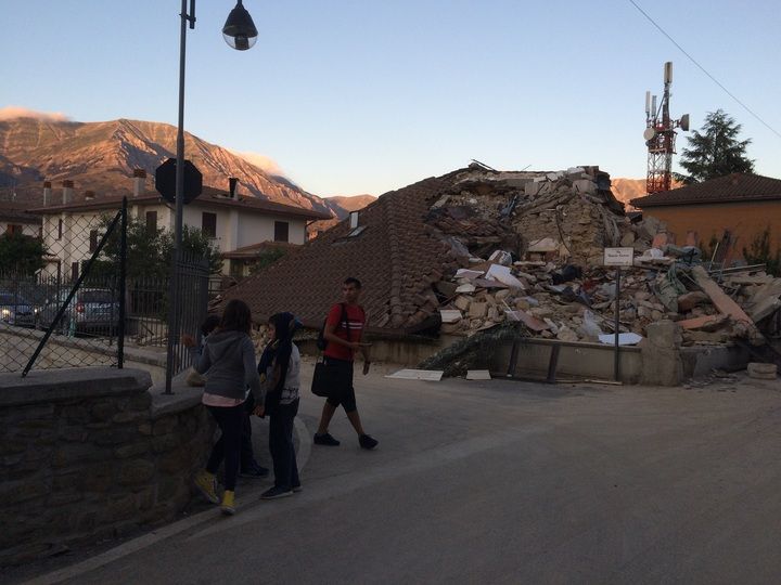 Peu de quartiers d'Amatrice ont été épargnés par le séisme qui a frappé cette ville italienne, mercredi 24 août. (FABIEN MAGNENOU / FRANCE INFO)