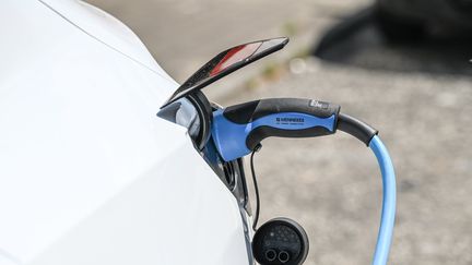 Une voiture électrique en charge (illustration). (JEAN-LUC FLEMAL / MAXPPP)