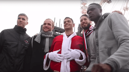 Hatem Ben Arfa et ses coéquipiers de l'OGC Nice ont joué les Père Noël en plein centre-ville.