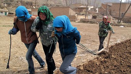 La plupart des hommes du village sont partis travailler sur les chantiers des villes.
 
 

  ( Wu Pingguan)